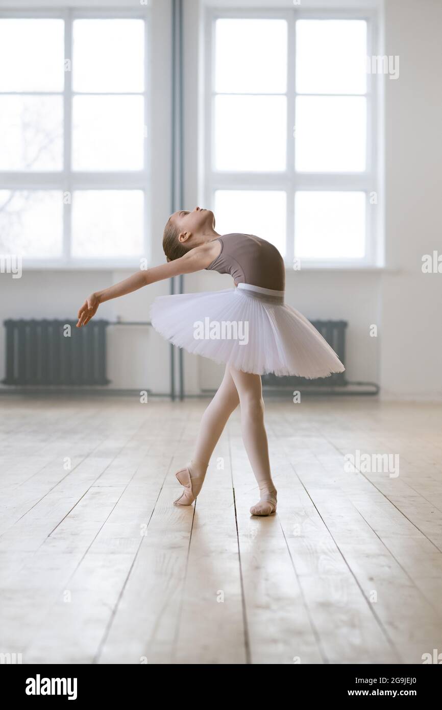 Entzückende Kinder tanzen klassisches Ballett in einem weißen Studio Stockfoto