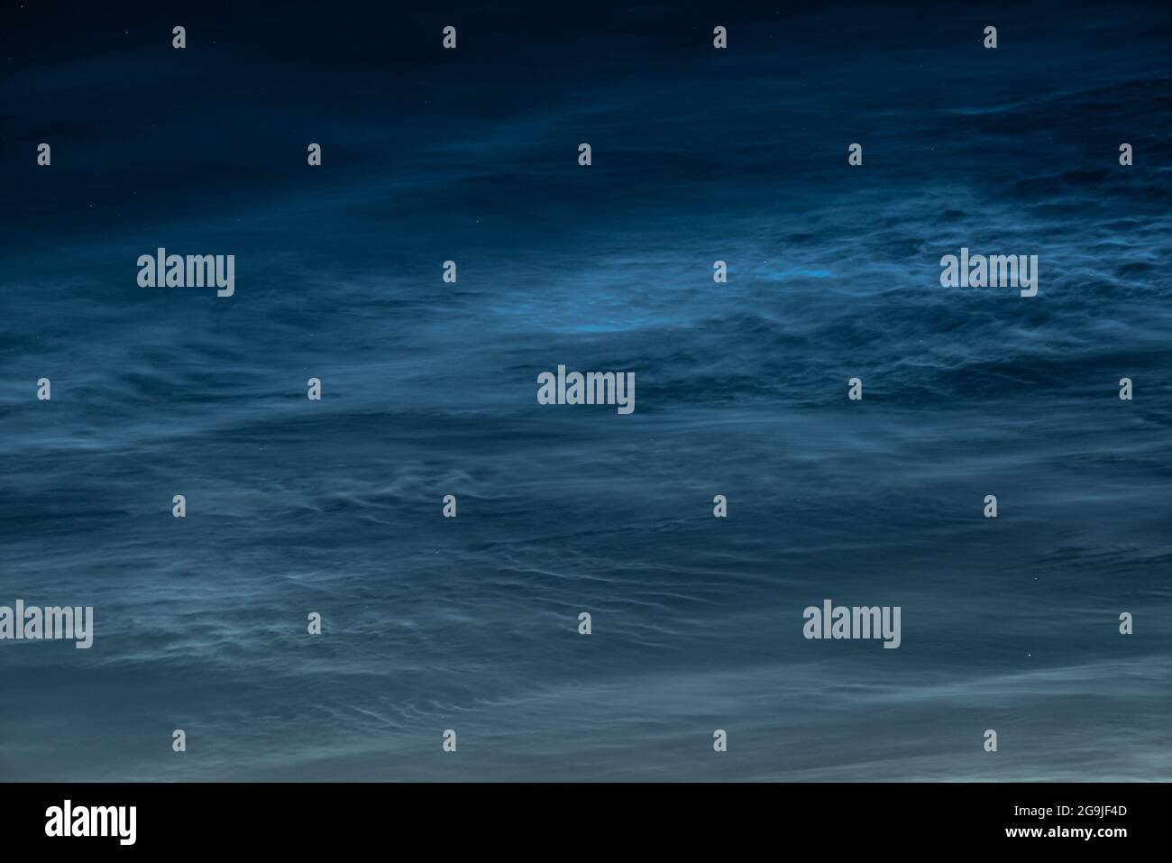 Detaillierte Erfassung der wellenförmigen Struktur von nächtlichen Wolken oder NLC Stockfoto