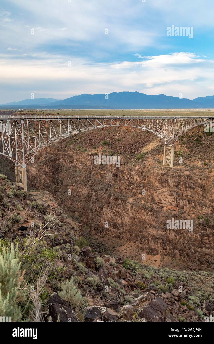 Taos, New Mexico - die Rio Grande Groge Bridge führt über den US Highway 64 sechshundert Meter über dem Rio Grande. Stockfoto
