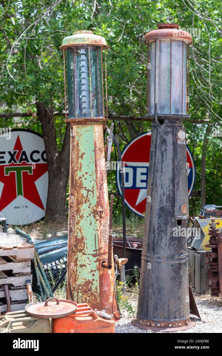 Embudo, New Mexico - das Classical Gas Museum, eine Sammlung antiker Gaspumpen und anderer Artefakte aus dem amerikanischen Straßenrand. Die Sammlung ist das Werk Stockfoto