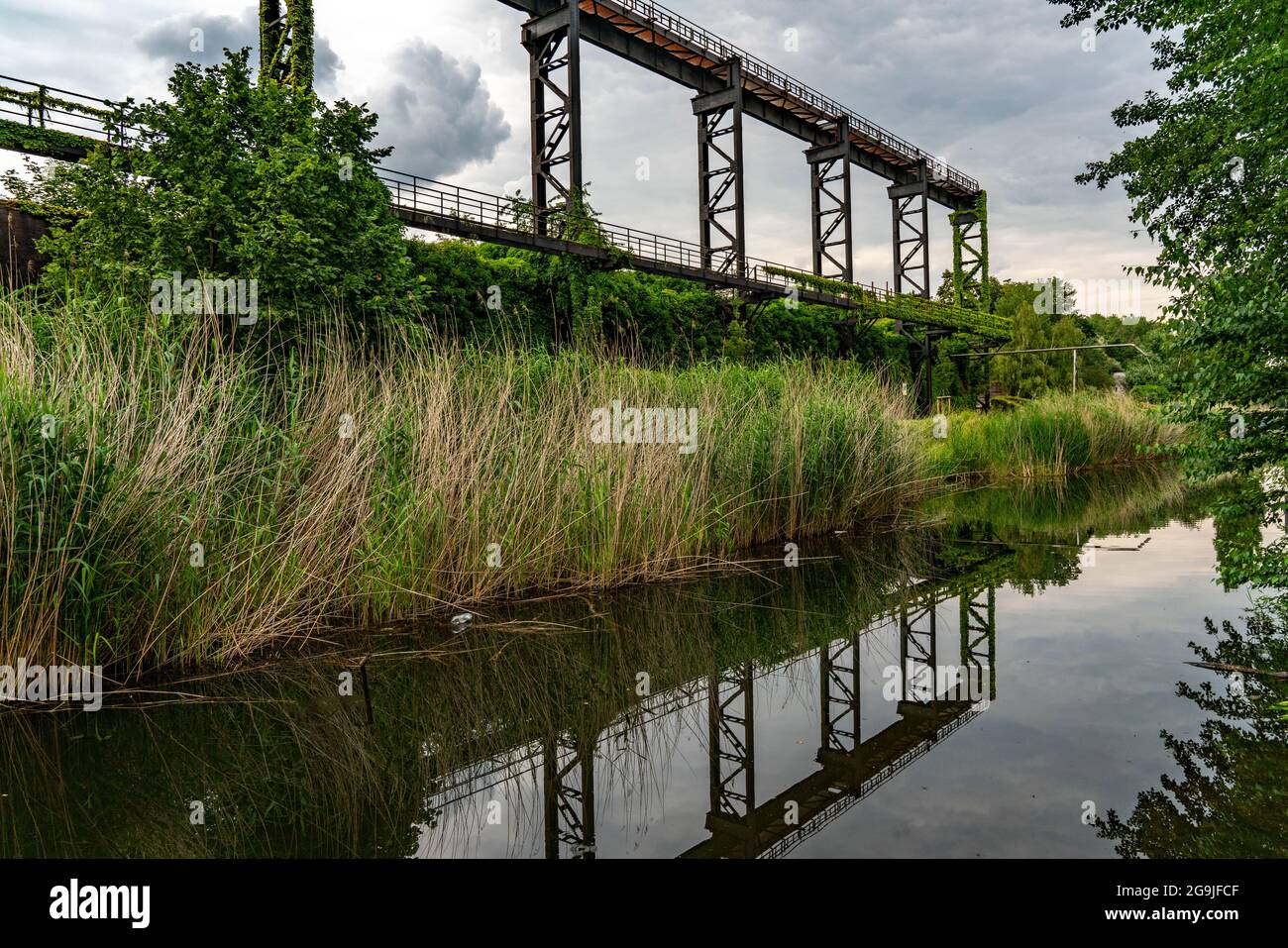 Landschaftspark Duisburg Nord, Promenade entlang der Alten Emscher, Renaturierung, NRW, Deutschland Stockfoto