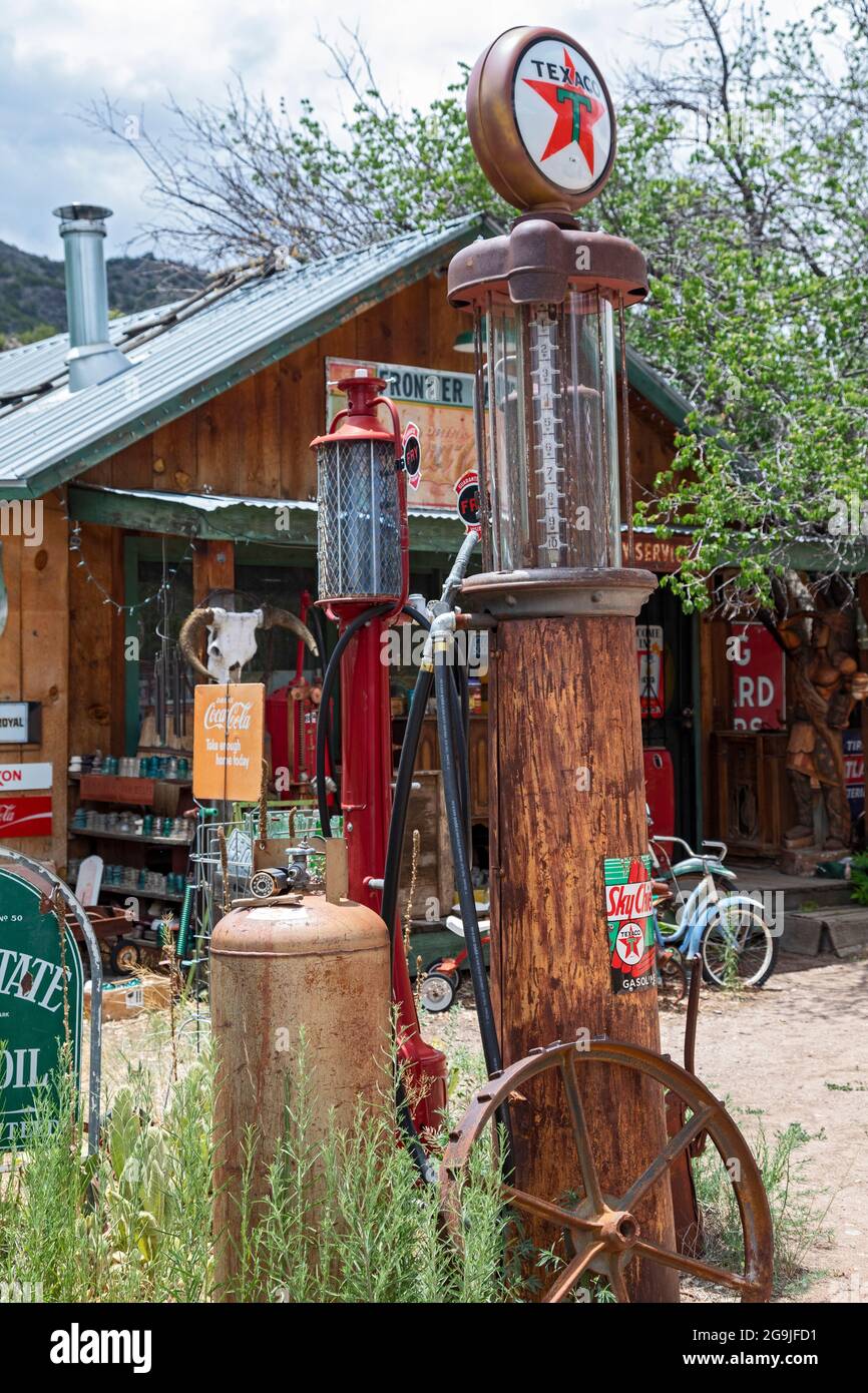 Embudo, New Mexico - das Classical Gas Museum, eine Sammlung antiker Gaspumpen und anderer Artefakte aus dem amerikanischen Straßenrand. Die Sammlung ist das Werk Stockfoto