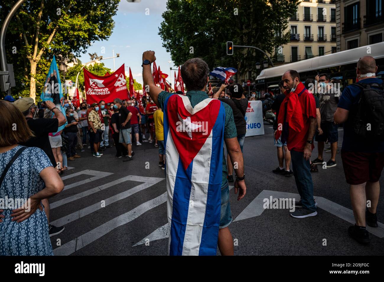 Madrid, Spanien. Juli 2021. Demonstranten mit Fahnen und Plakaten während einer Demonstration gegen das US-Wirtschaftsembargo gegen Kuba, zeitgleich mit dem 26. Juli, dem Tag, an dem die kubanische Revolution 1953, vor 68 Jahren, begann. Quelle: Marcos del Mazo/Alamy Live News Stockfoto