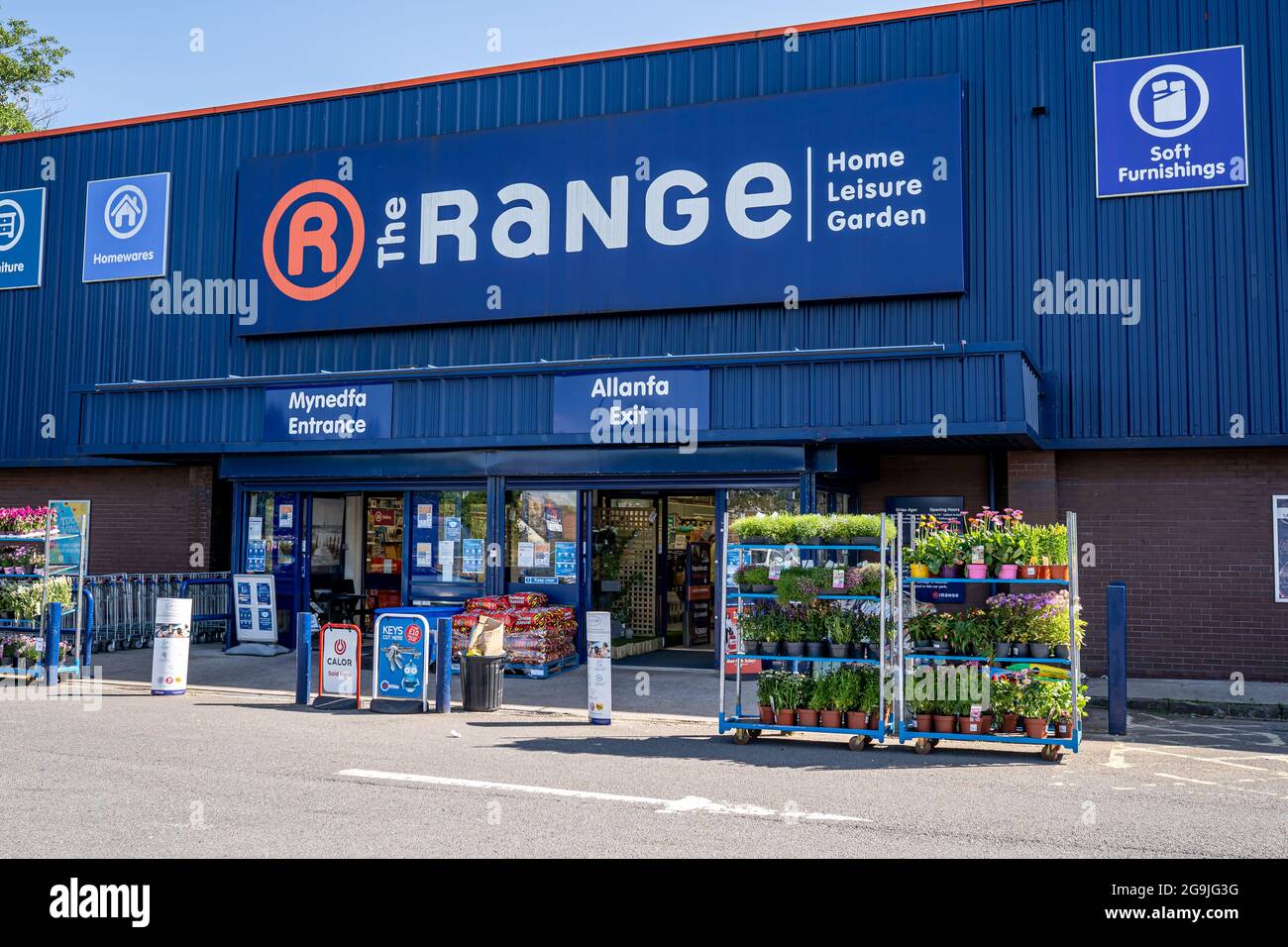 Swansea, Wales, Großbritannien - 2. Juli 2021: The Range, Heimwarengeschäft in Swansea, Wales. Geschäft blaues Schild und Eingang. Keine Personen. Stockfoto