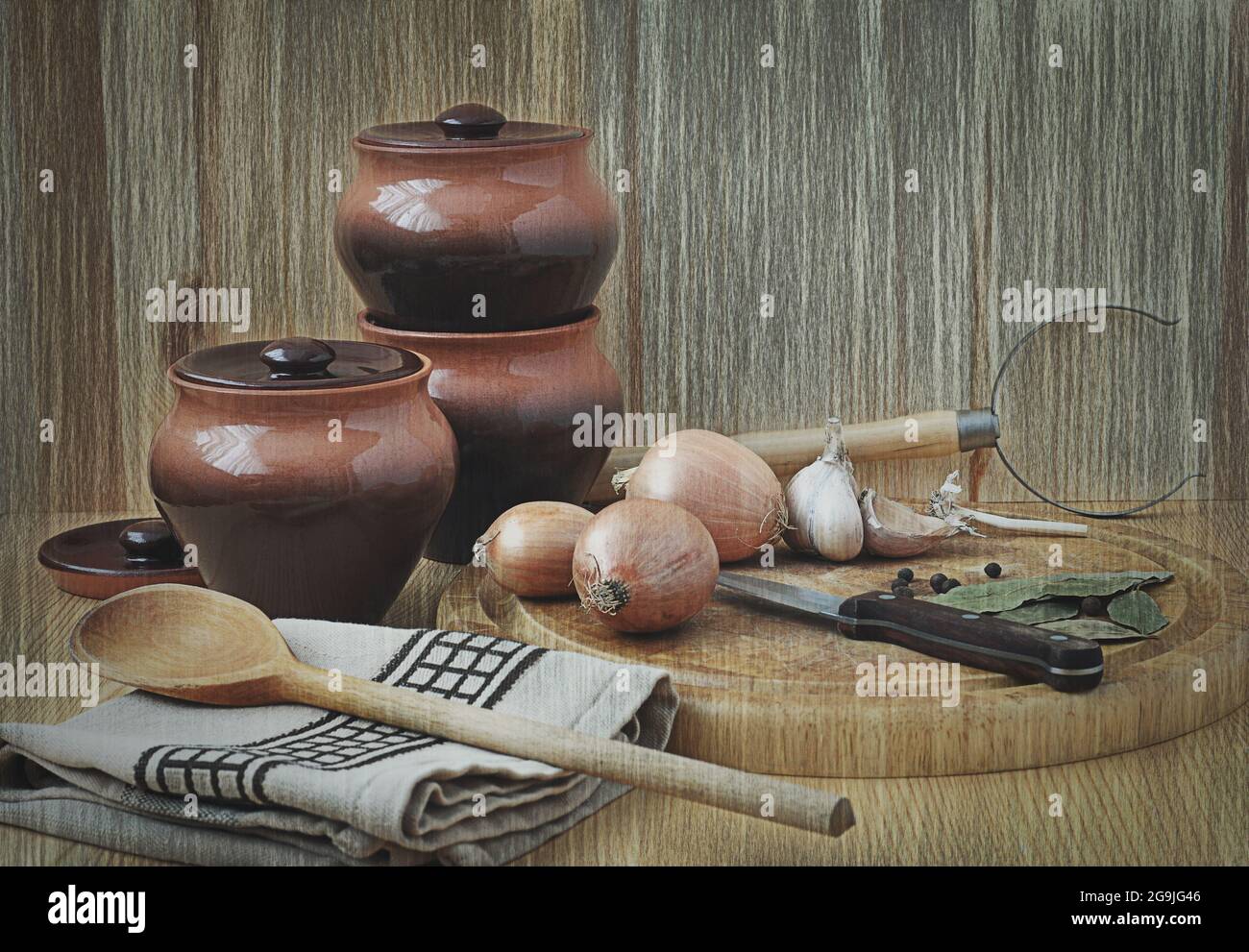 Küche Stillleben mit Töpfen, Knoblauch und Piment Stockfoto