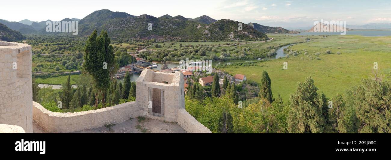 Panorama von Virpazar Dorf und seine Flüsse fließt in See Skadar, Montenegro Stockfoto