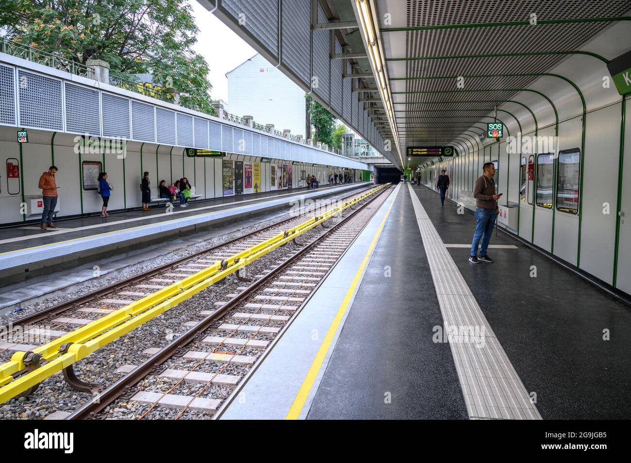 wien Österreich - 26. September 2019. Am Bahnhof Kettenbruckengasse, Wien, warten Leute auf den Zug. Stockfoto