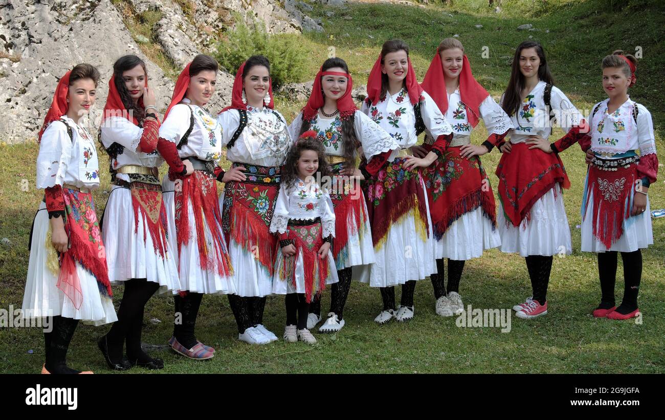 VUSANJE, MONTENEGRO - 21. JULI 2015: Weibliche Komponenten der albanischen Volksgruppe in bunten Trachten posieren in Montenegro in der Nähe Stockfoto