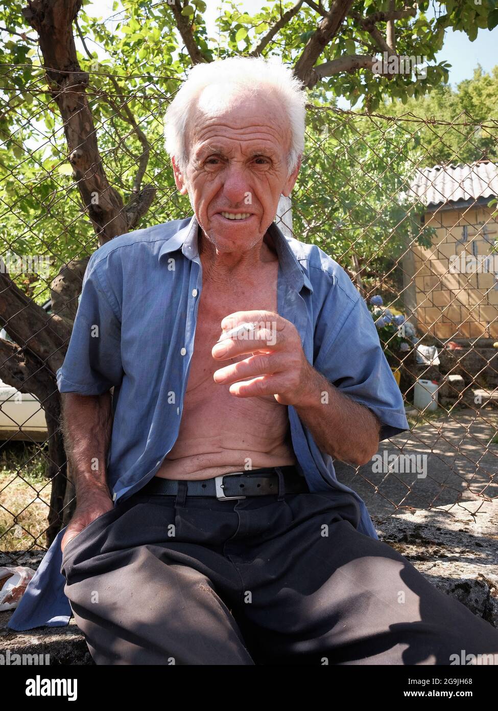 KOSTANJICA, MONTENEGRO - JULI 13: Älterer Landwirt des Skadar-Sees, an der Grenze zu Albanien, rauchte zuvor eine handgerollte Zigarette mit Tabak o Stockfoto