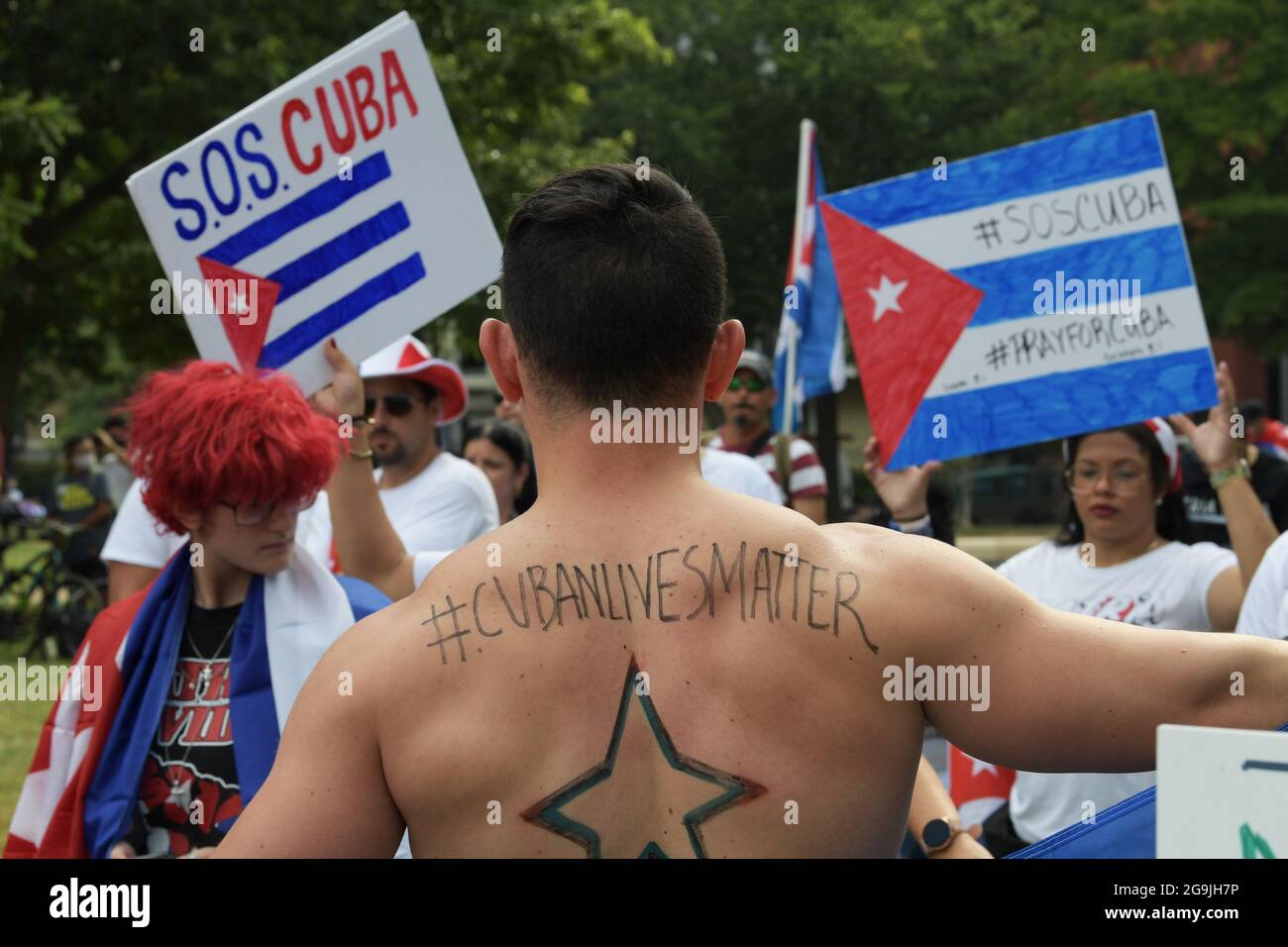 Washington, Usa. Juli 2021. Ein Protestler zeigt CubanLivesMatter-Hashtag auf seinem Rücken während einer Kundgebung vor dem Weißen Haus in Washington. Hunderte von Kubanern im ganzen Land versammelten sich im Lafayette Park, um Präsident Joe Biden zu bitten, humanitäre Hilfe und militärische Intervention in Kuba zu leisten. Kredit: SOPA Images Limited/Alamy Live Nachrichten Stockfoto