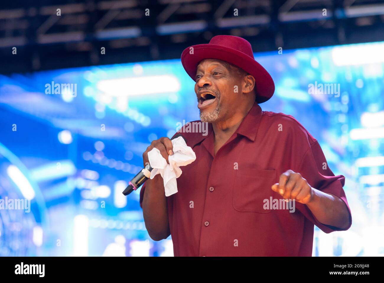 Alexander O'Neal tritt auf dem Soultasia-Musikfestival in Maldon, Essex, Großbritannien, in der Woche des Endes der COVID 19-Beschränkungen auf. Ältere schwarze Sängerin Stockfoto