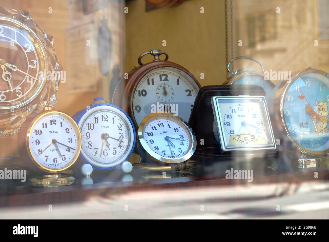 TIMISOARA, RUMÄNIEN - 29. JULI 2015: Alte russische Wecker SLAVA und Anker  aus Westdeutschland in einer Vitrine der Innenstadt von Timisoara  Stockfotografie - Alamy