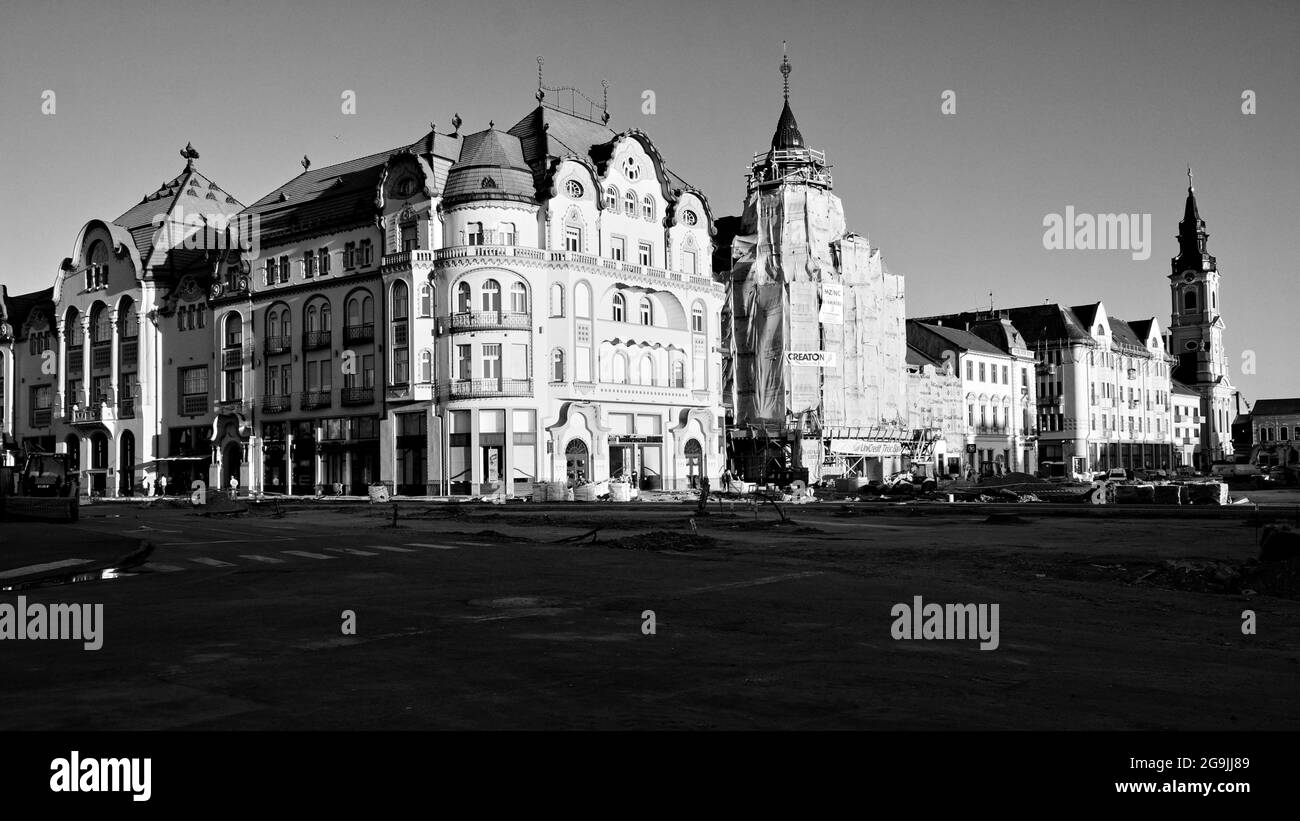 ORADEA, RUMÄNIEN - 31. JULI 2015: Elegante Gebäude und Glockenturm der römisch-katholischen Kirche St. Ladislaus auf dem Union Square von Oradea. Stockfoto