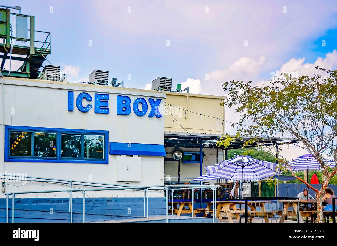 Gäste sitzen auf der Terrasse an der Ice Box Bar, 23. Juli 2021, in Mobile, Alabama. Die Eisbox wurde am ehemaligen Standort der Kristalleisfabrik eröffnet. Stockfoto
