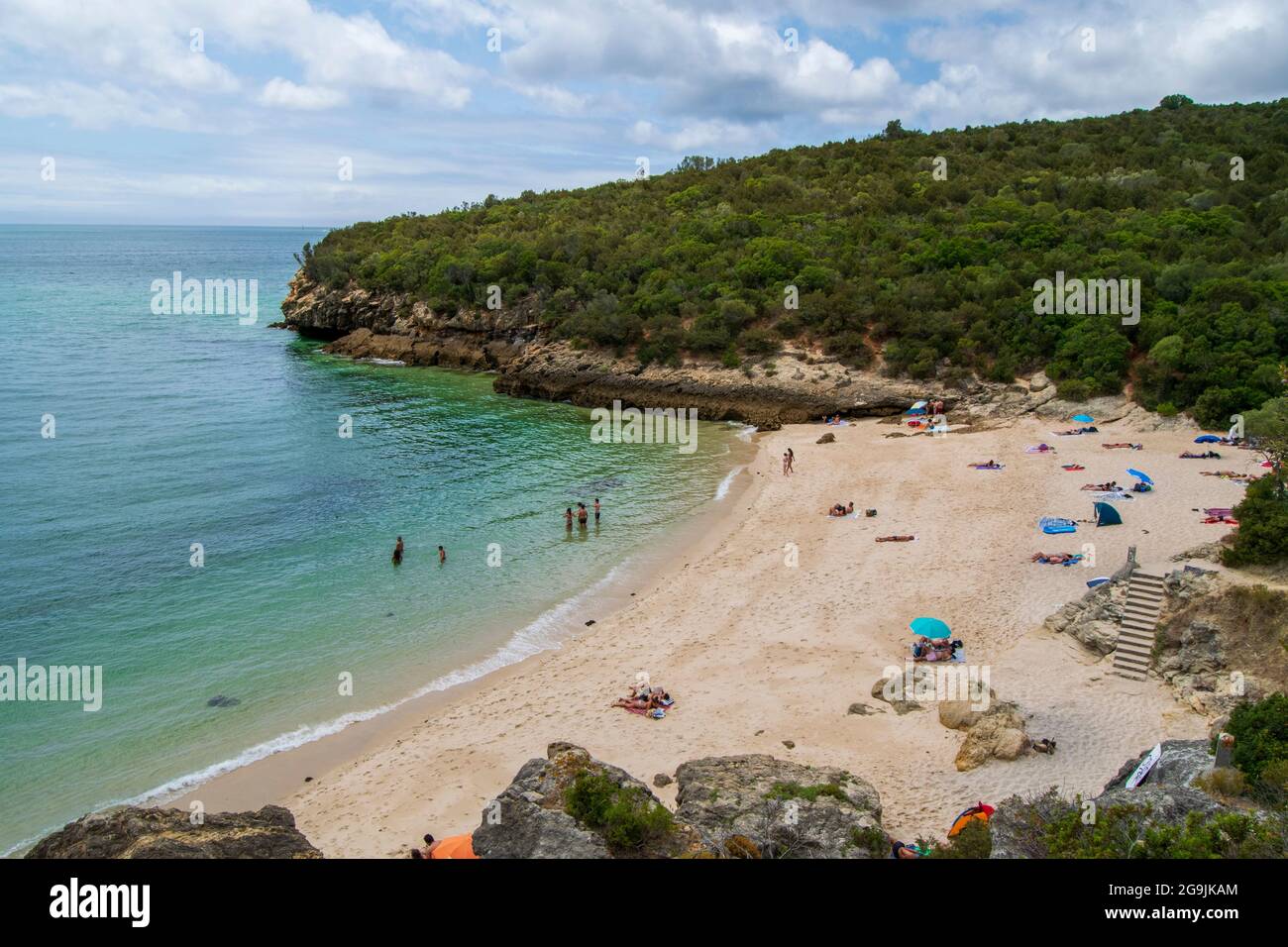 Praia dos Coelhos, Sesimbra, Arrábida, Setúbal. Strandlandschaft in der Nähe der Klippen in Küstenlandschaft, Naturpark Arrábida in Portugal. Beac-Druck Stockfoto