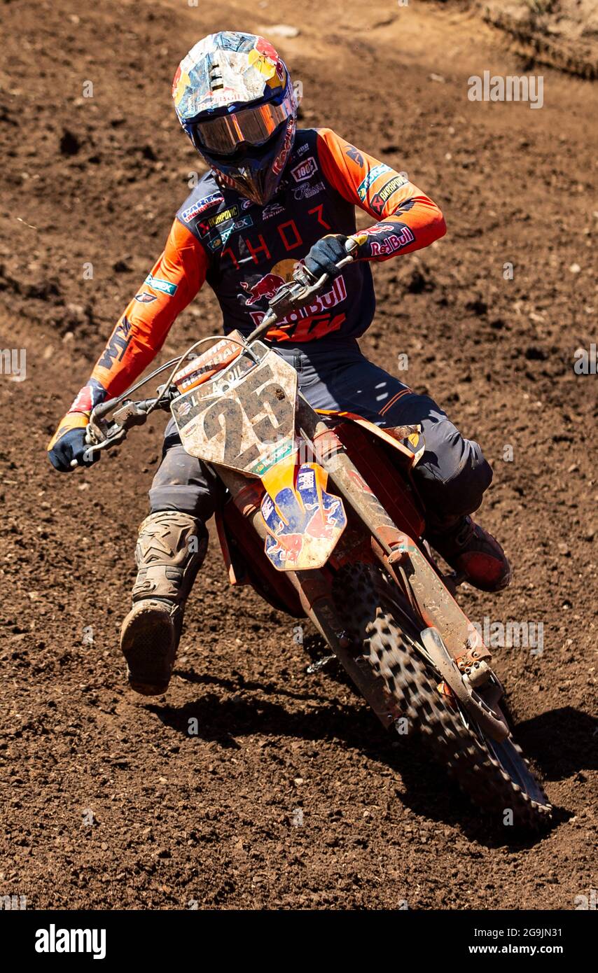 JUL 24 2021 Washougal, WA USA Red Bull KTM Marvin Musquin(25) kommt im Rahmen der Lucas Oil Pro Motocross Washougal 450 Meisterschaft im Washougal MX Park Washougal, WA Thurman James/CSM in den Start von Abschnitt 14 Stockfoto