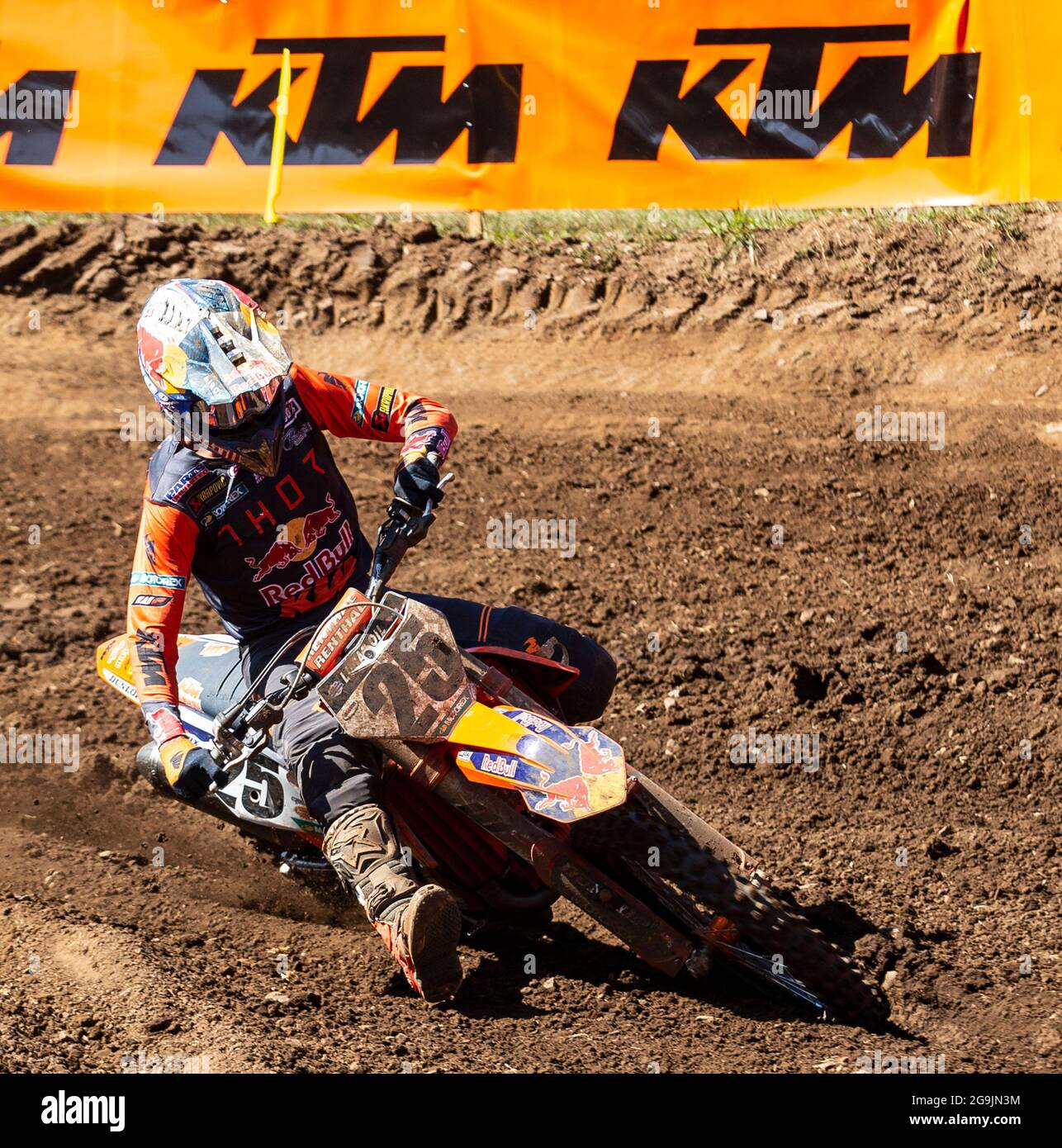 JUL 24 2021 Washougal, WA USA Red Bull KTM Marvin Musquin(25) kommt im Rahmen der Lucas Oil Pro Motocross Washougal 450 Meisterschaft im Washougal MX Park Washougal, WA Thurman James/CSM in den Start von Abschnitt 30 Stockfoto