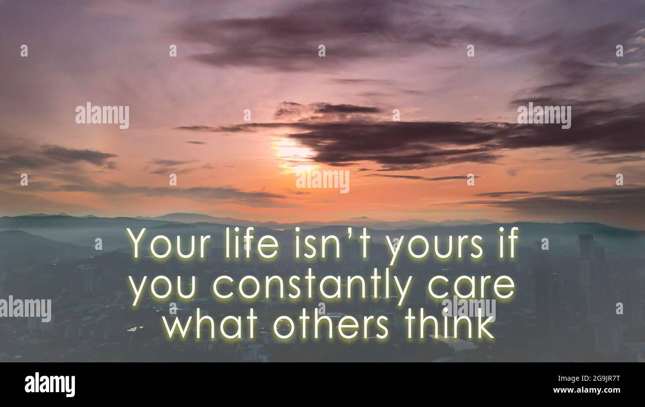 Inspirierendes und motivierendes Zitat. Phrase Ihr Leben gehört nicht Ihnen, wenn Sie sich ständig darum kümmern, was andere denken. Weichzeichnen und körniger Effekt Stockfoto