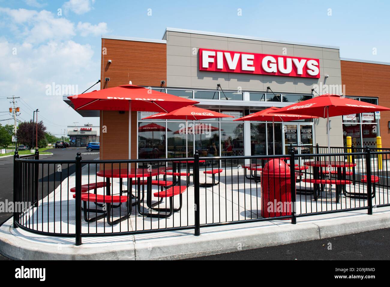 Ein Fast-Food-Restaurant mit fünf Jungs in Amsterdam, NY, USA, spezialisiert auf Hamburger, Hot Dogs und Pommes Frites Stockfoto