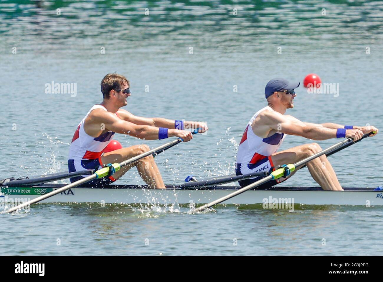 TOKIO, JAPAN - 25. JULI: Hugo Boucheron und Mathieu Androdias aus Frankreich treten bei Doppelzweier-Männern an Halbfinale A/B 1 während der Olympischen Spiele 2020 in Tokio auf dem Sea Forest Waterway am 25. Juli 2021 in Tokio, Japan (Foto: Pim Waslander/Orange Picles) Stockfoto