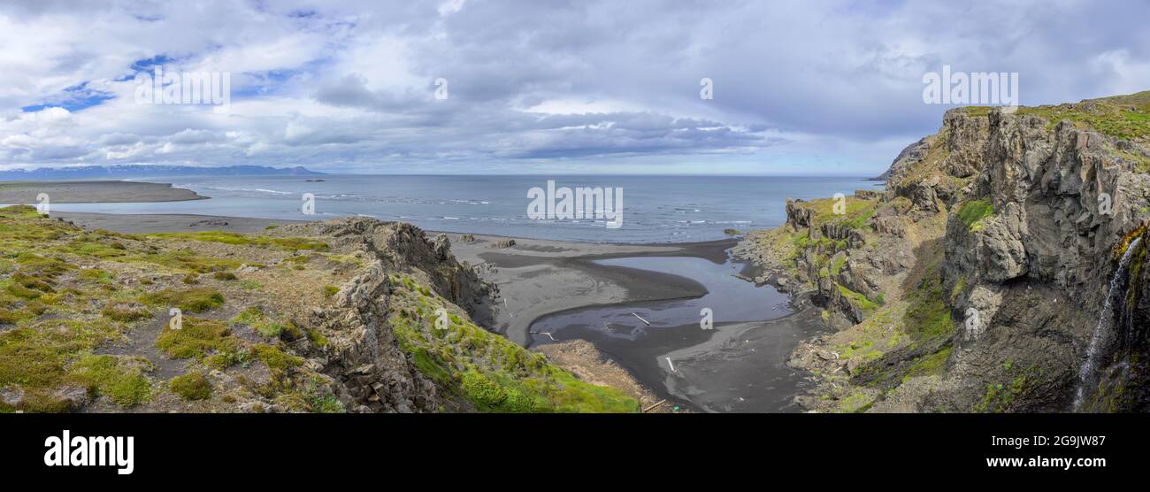 Wasserfall Bay, Wanderung zur Stapavik Bay, Fljotsdalsherao, Austurland, Island Stockfoto