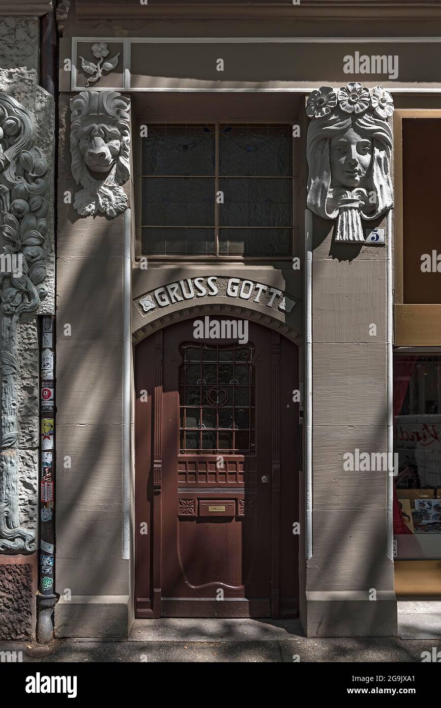 Jugendstil-Eingang mit dekorativen Reliefs, Freiburg, Baden-Württemberg, Deutschland Stockfoto