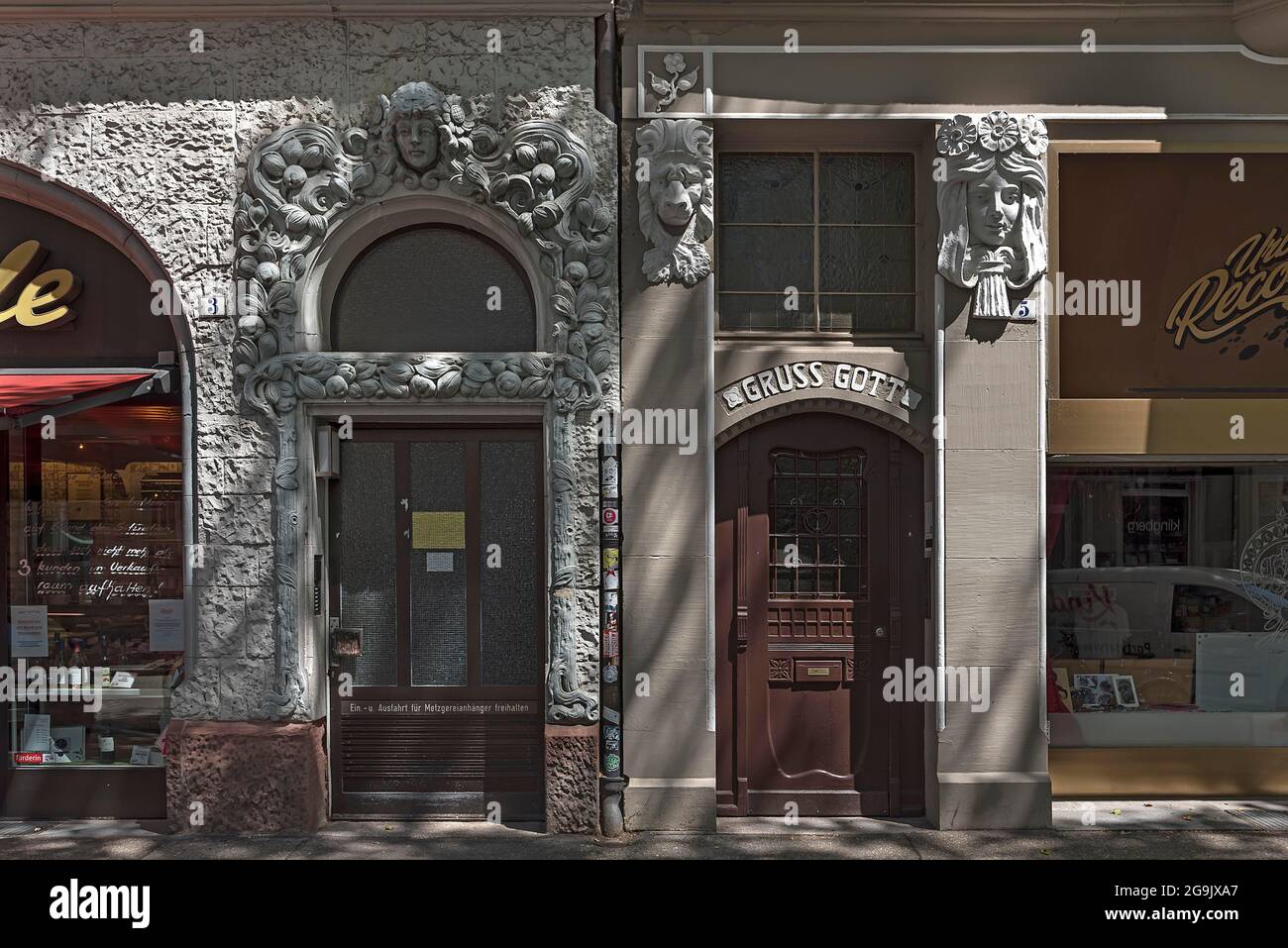 Jugendstil-Eingänge um 1900 mit dekorativen Reliefs, Freiburg, Baden-Württemberg, Deutschland Stockfoto