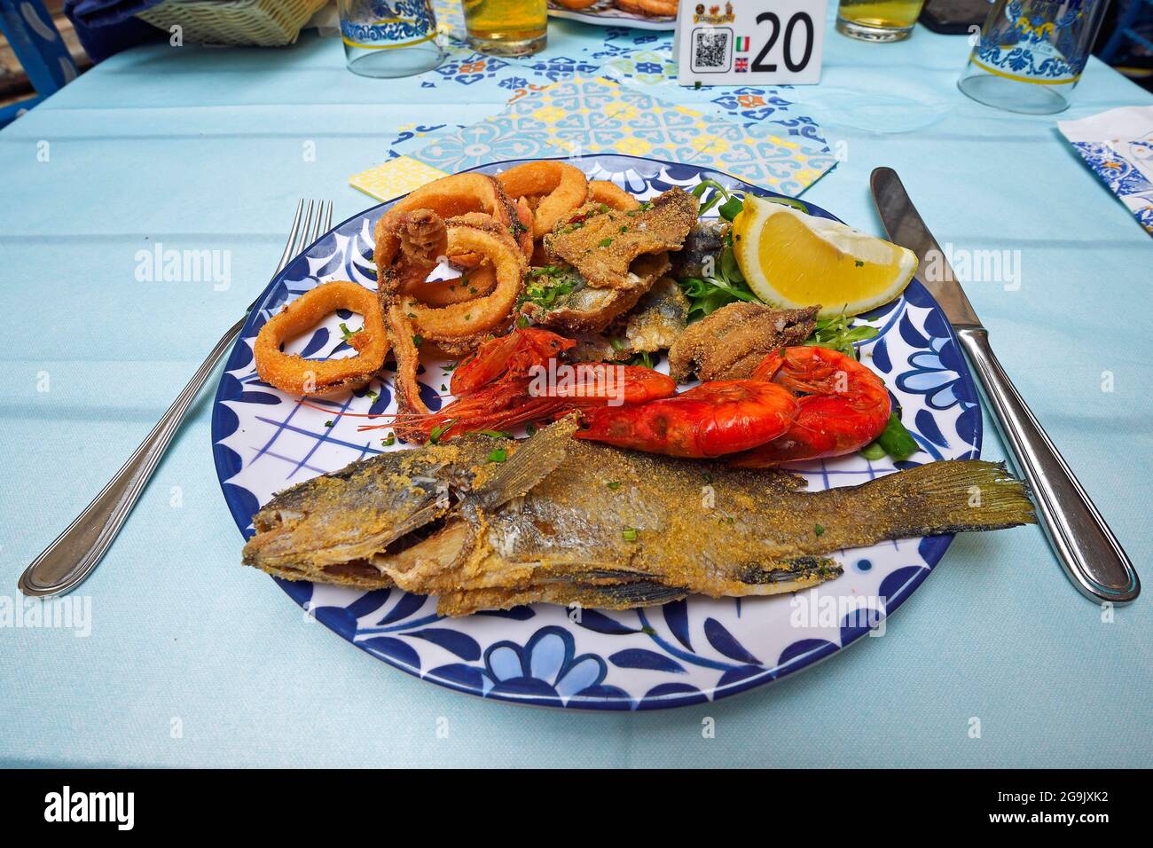 Typische mediterrane Meeresfrüchte-Platte, Trapani, Sizilien, Italien Stockfoto