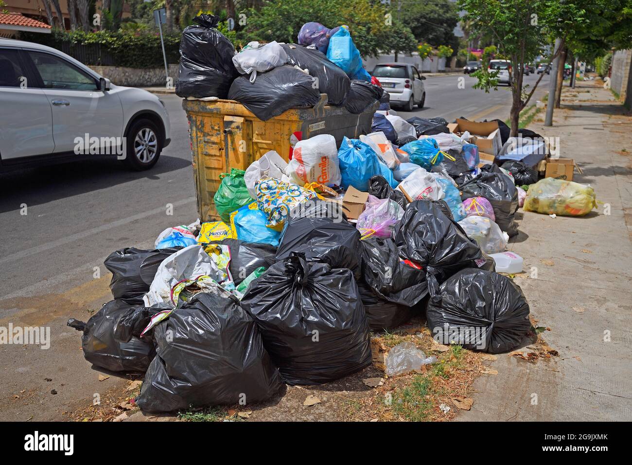 Die üblichen Müllhaufen auf den Straßen von Palermo, Sizilien, Italien Stockfoto