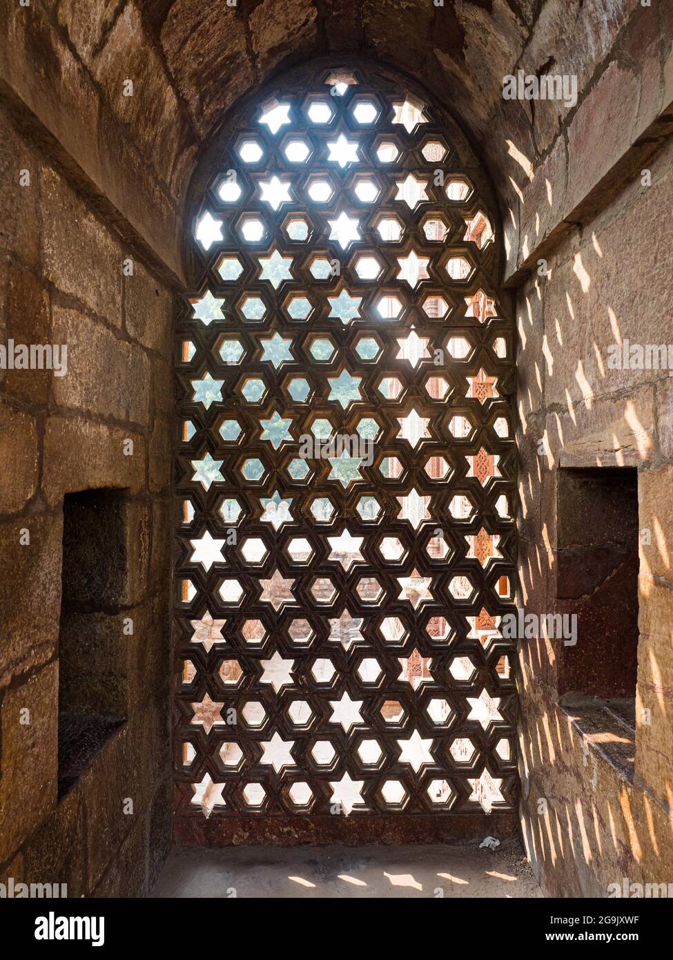 Fenster aus, Qutb Minar Complex, UNESCO-Weltkulturerbe, Delhi, Indien Stockfoto