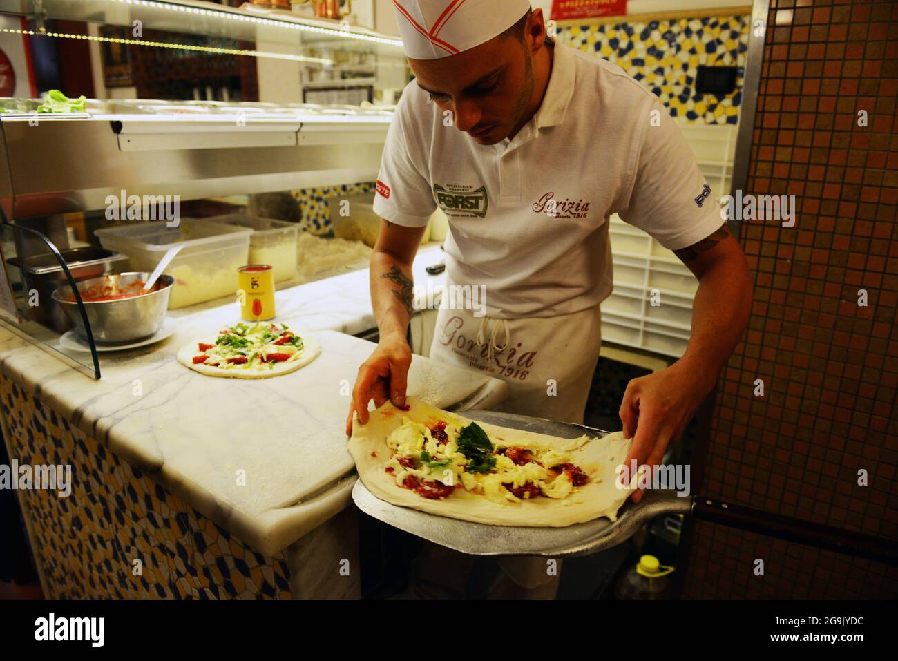 Zubereitung der Pizza Napoletana in der wunderbaren Pizzeria Gorizia 1916 in Neapel, Italien. Stockfoto