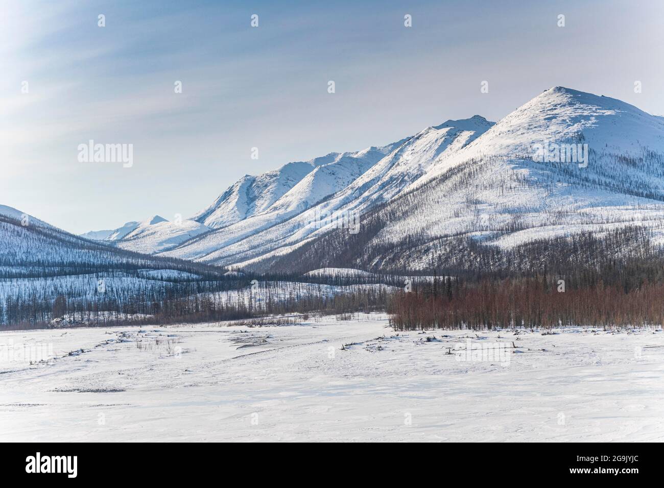 Schneebedeckte Gebirgskette Suntar-Khayata, Road of Bones, Sakha Republic, Yakutien, Russland Stockfoto