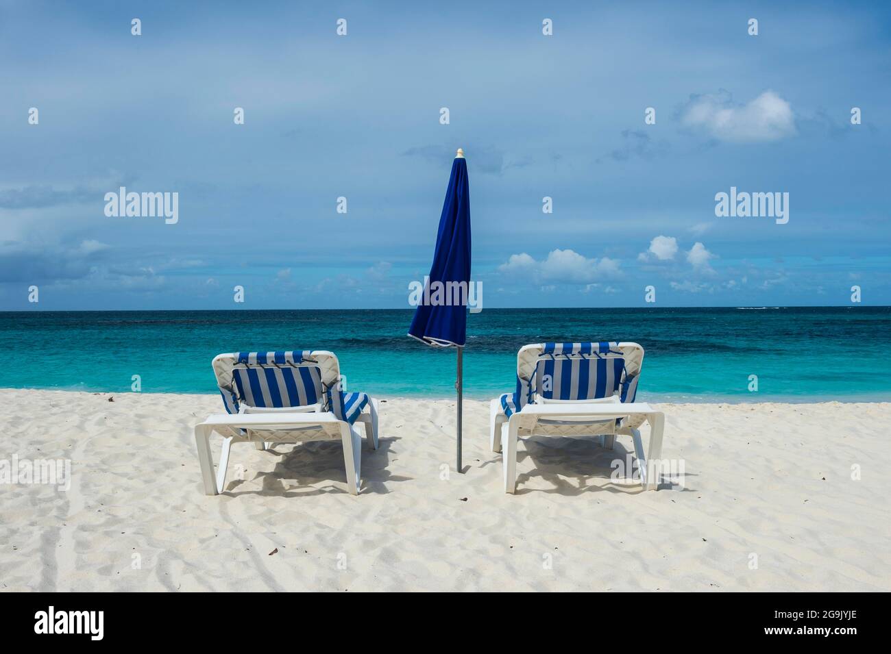 Sonnenliegen am erstklassigen Shoal Bay East Beach, Anguilla, Karibik, Britisches Überseegebiet, Vereinigtes Königreich Stockfoto