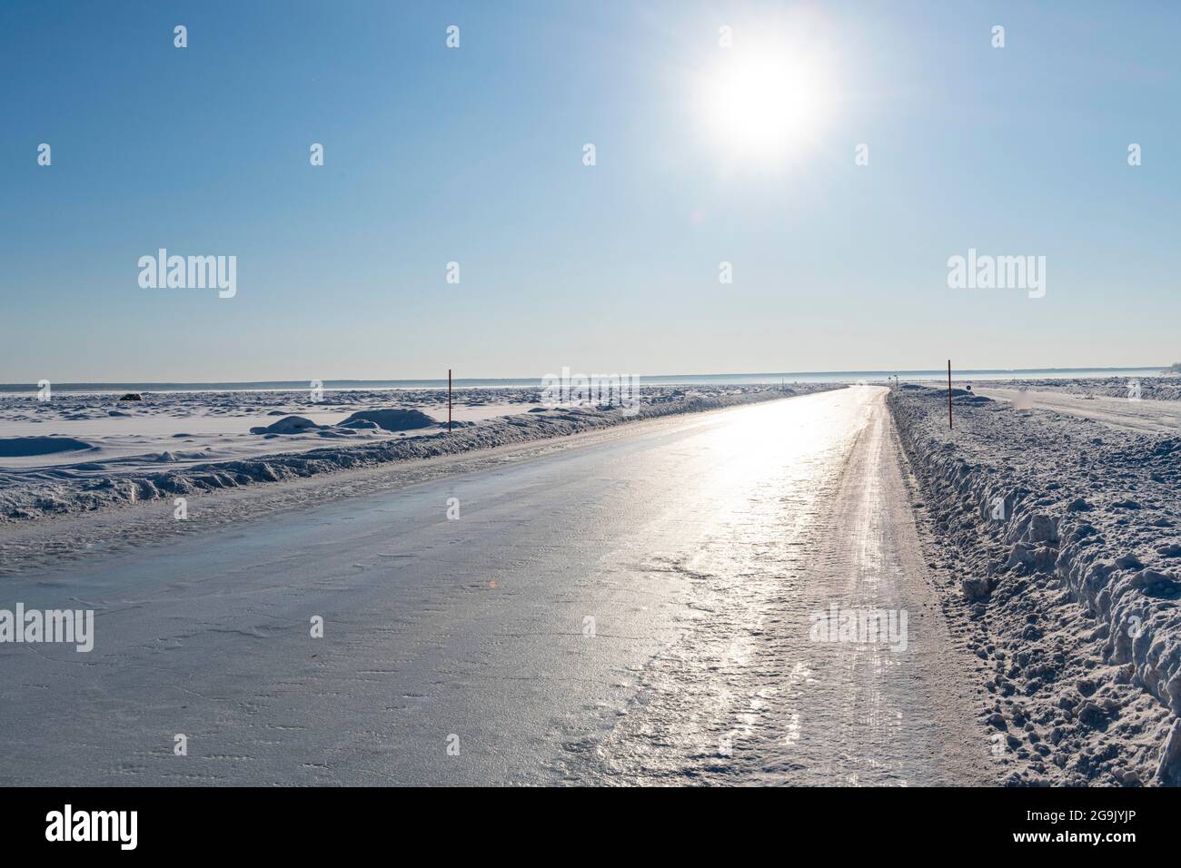 Eisstraße auf dem gefrorenen Fluss Lena, Straße der Knochen, Republik Sakha, Yakutien, Russland Stockfoto