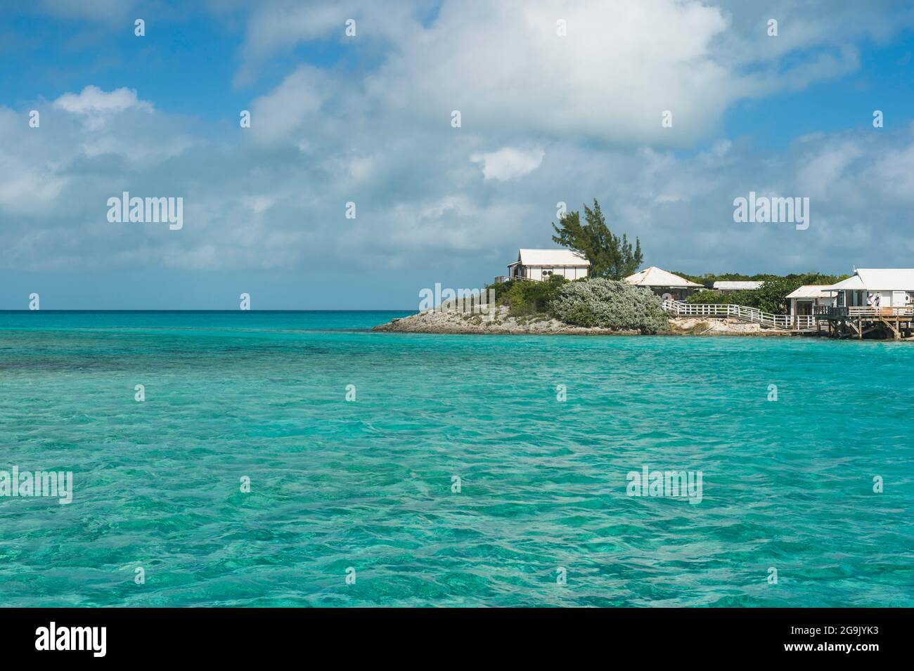 Kleines Hotel auf einem caye im türkisfarbenen Wasser der Exumas, Bahamas, Karibik Stockfoto