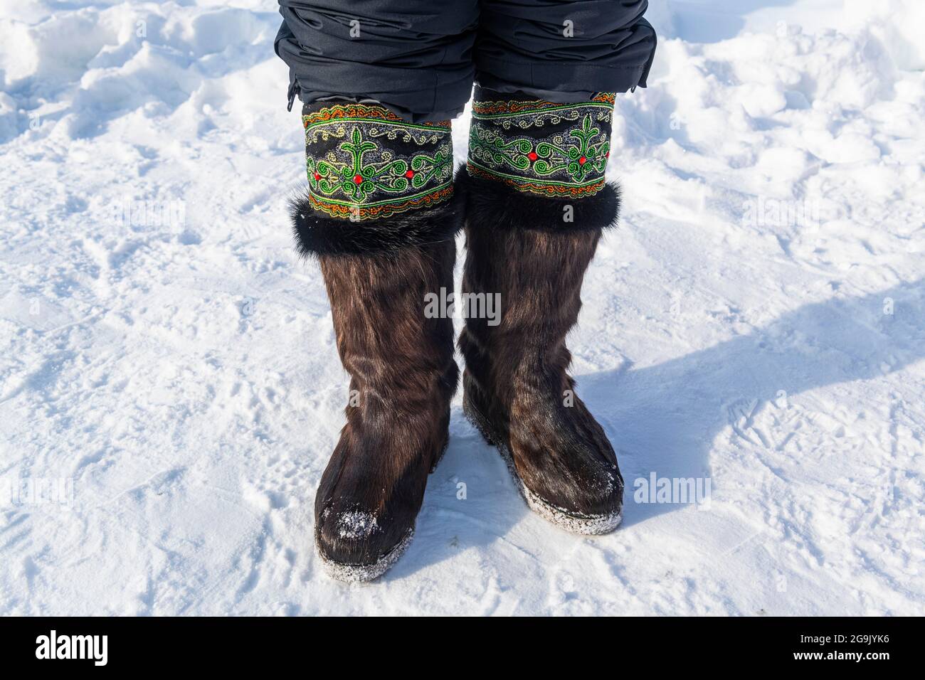 Traditionelle Pelzschuhe, Straße der Knochen, Republik Sakha, Jakutien, Russland Stockfoto