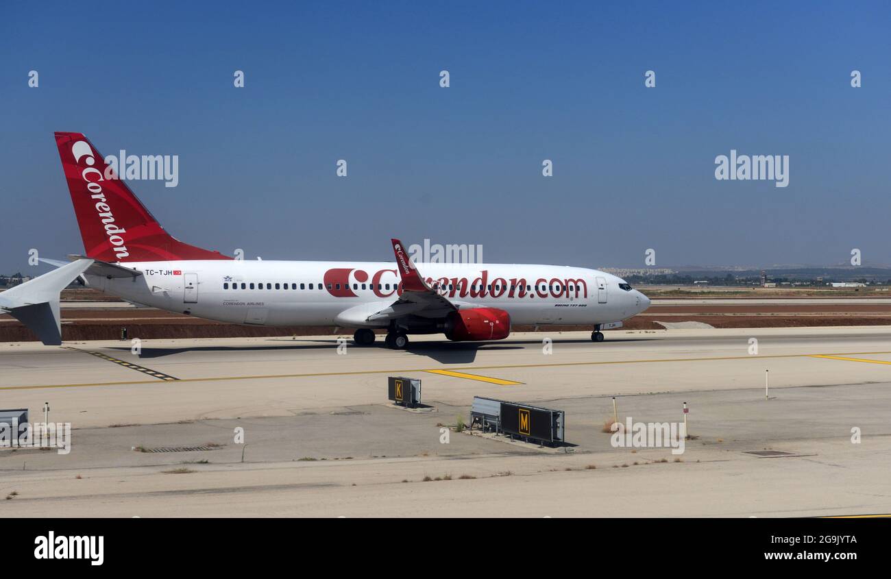 Corendon Airlines fliegen auf der Asphalt in Stockfoto