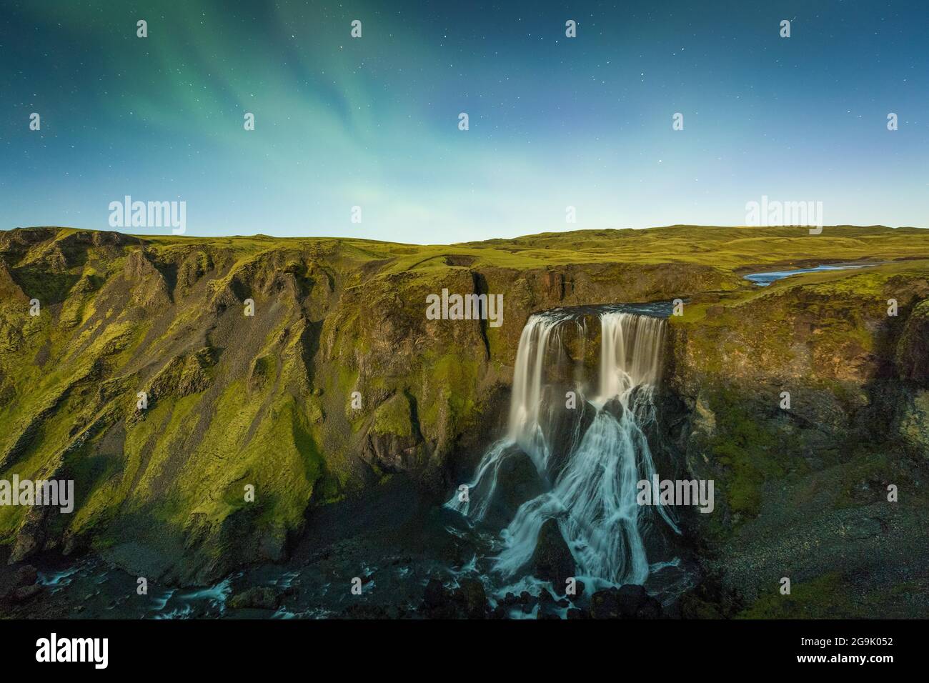 Nordlichter (Aurora Borealis), Fagrifoss Wasserfall, Geirlandsa River, Lakagigar Region, Vatnajoekull Nationalpark, Highlands, Island Stockfoto
