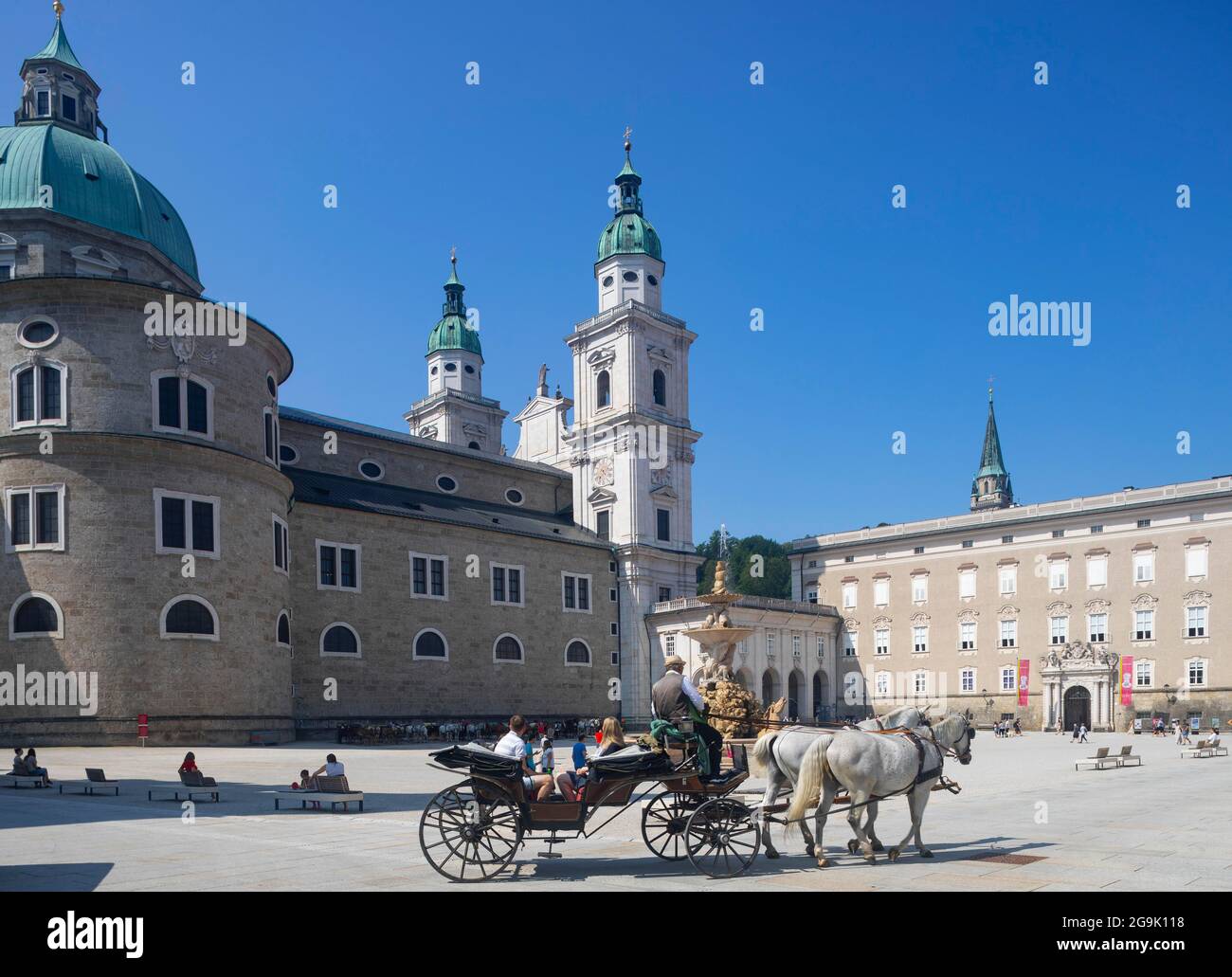 Fiaker am Residenzplatz und am Salzburger Dom, Salzburg, Österreich Stockfoto