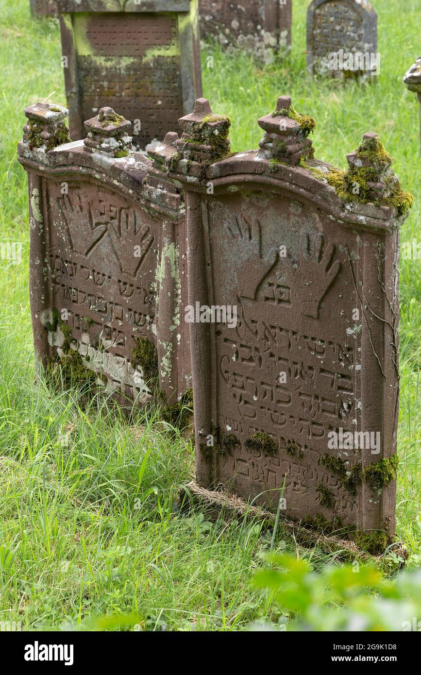 Grabsteine mit dem Symbol der Hände der Priester auf dem historischen Jüdischen Friedhof, errichtet 1682, letzte Beerdigung 1941, Schmieheim Stockfoto