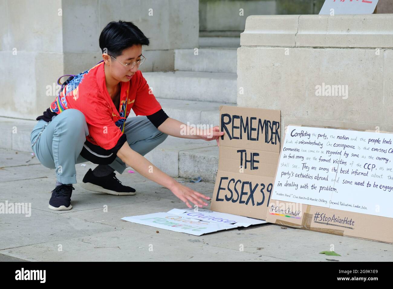 Protestler, der ein Plakat bei einer Stop Asian Hate-Kundgebung in London für die 39 vietnamesischen Migranten anpasst, die auf einem Lastwagen umkamen. Stockfoto