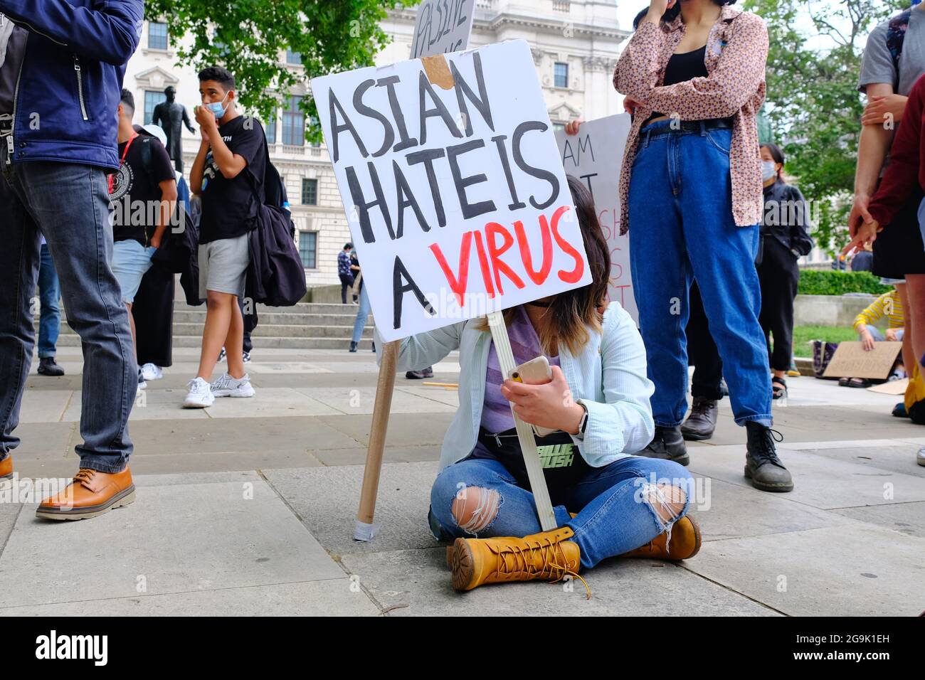 Ein Protestler hält ein Plakat auf einer Stop Asian Hate-Kundgebung hoch, da sich die Hassverbrechen im Verlauf der Pandemie in Großbritannien verdreifachen. Stockfoto