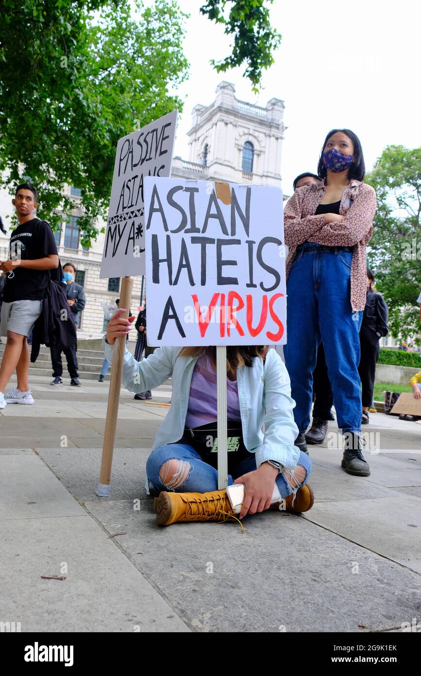 Ein Protestler hält ein Plakat auf einer Stop Asian Hate-Kundgebung hoch, da sich die Hassverbrechen im Verlauf der Pandemie in Großbritannien verdreifachen. Stockfoto