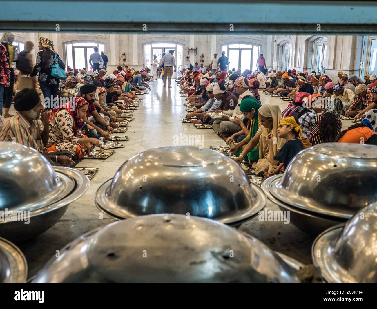 Gemeinsames Abendessen, Bangla Sahib Gurudwara Sikh Tempel, Delhi, Indien Stockfoto