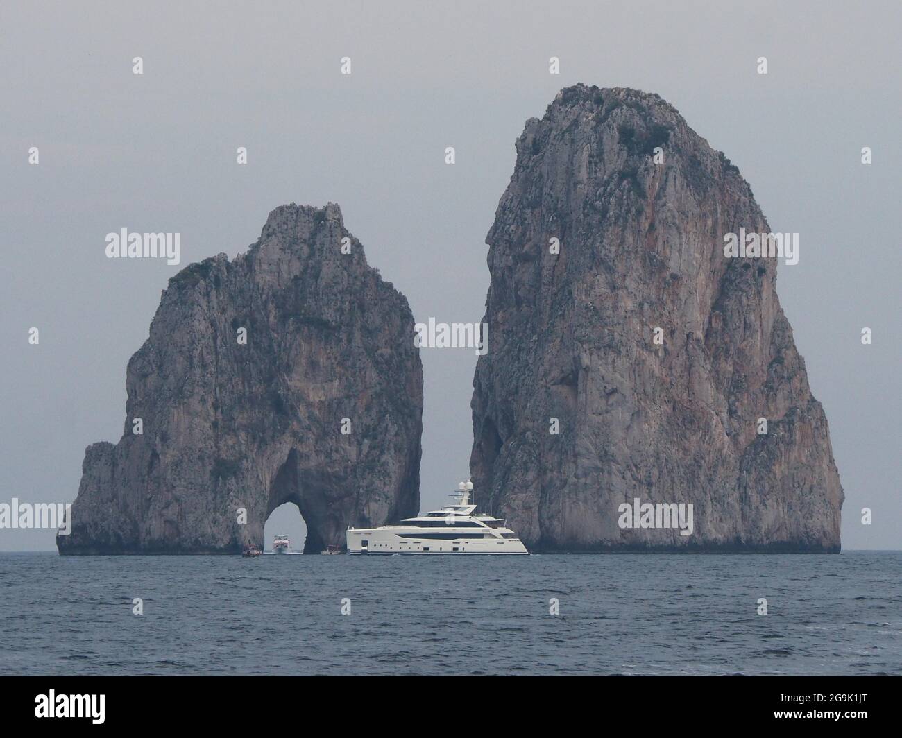 Yacht vor der Faraglioni Rock Group, Capri, Kampanien, Italien Stockfoto