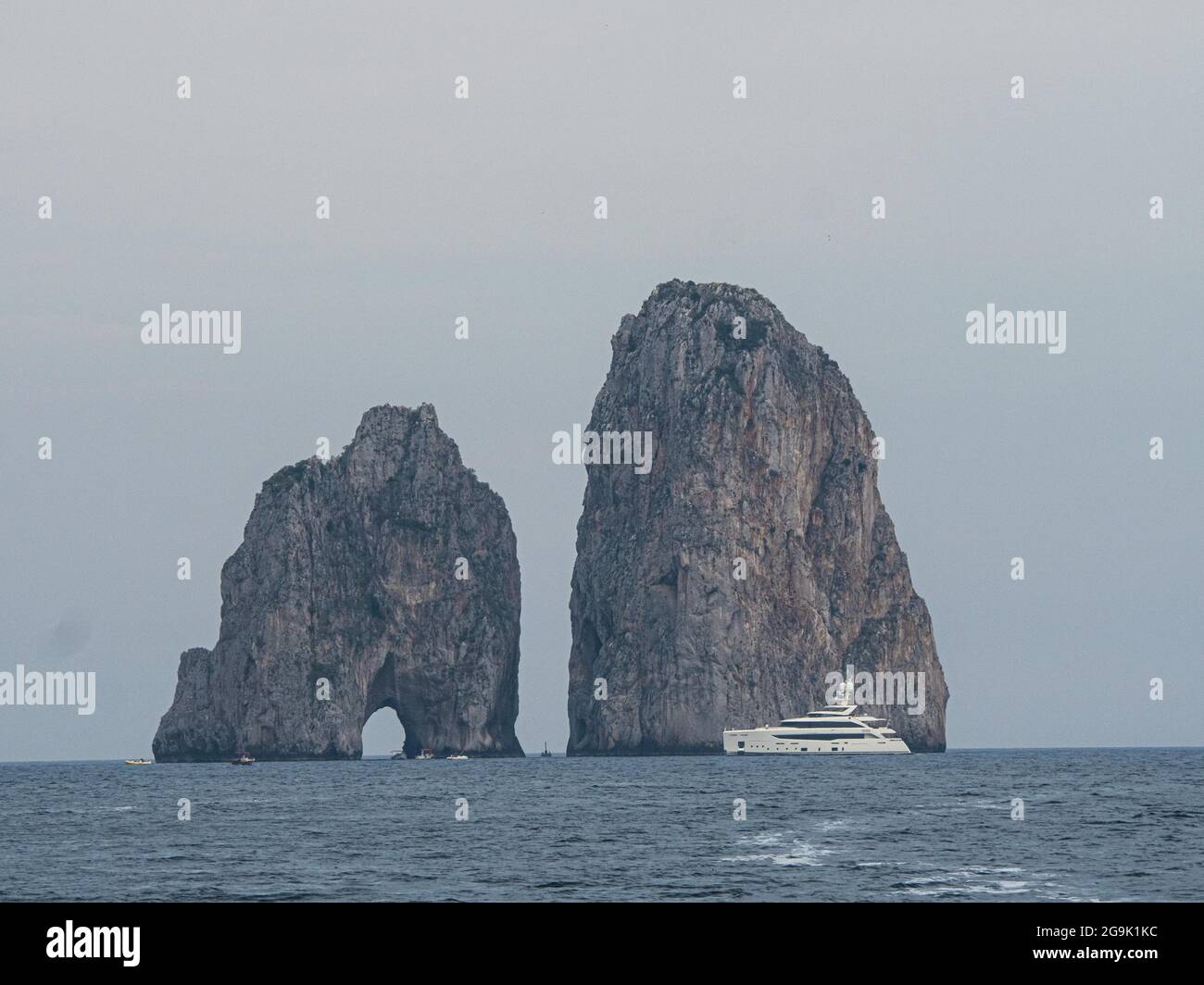 Yacht vor der Faraglioni Rock Group, Capri, Kampanien, Italien Stockfoto
