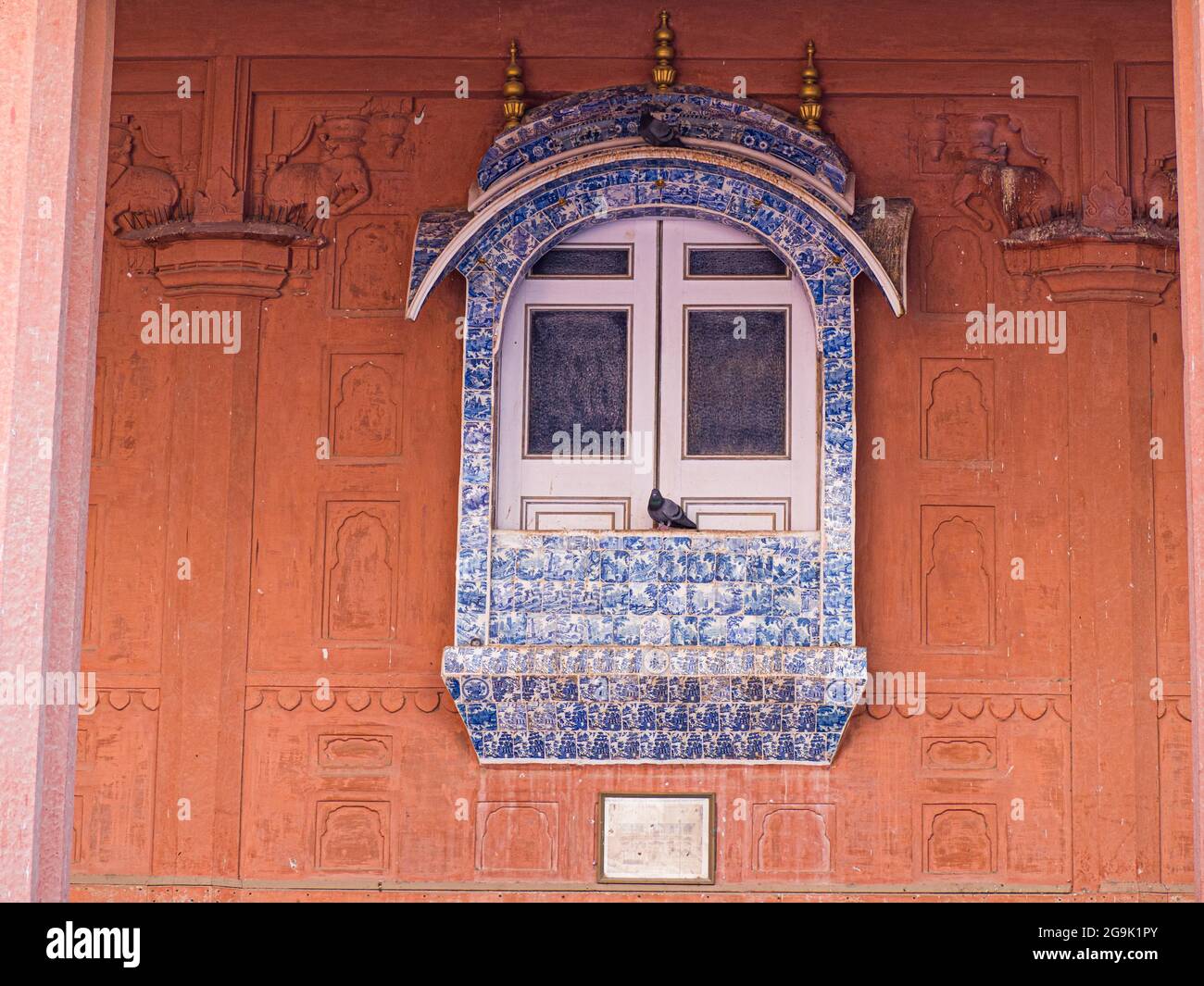 Niederländische Kachel Erker, Junagarh Fort, City Palace, Bikaner, Rajasthan, Indien Stockfoto