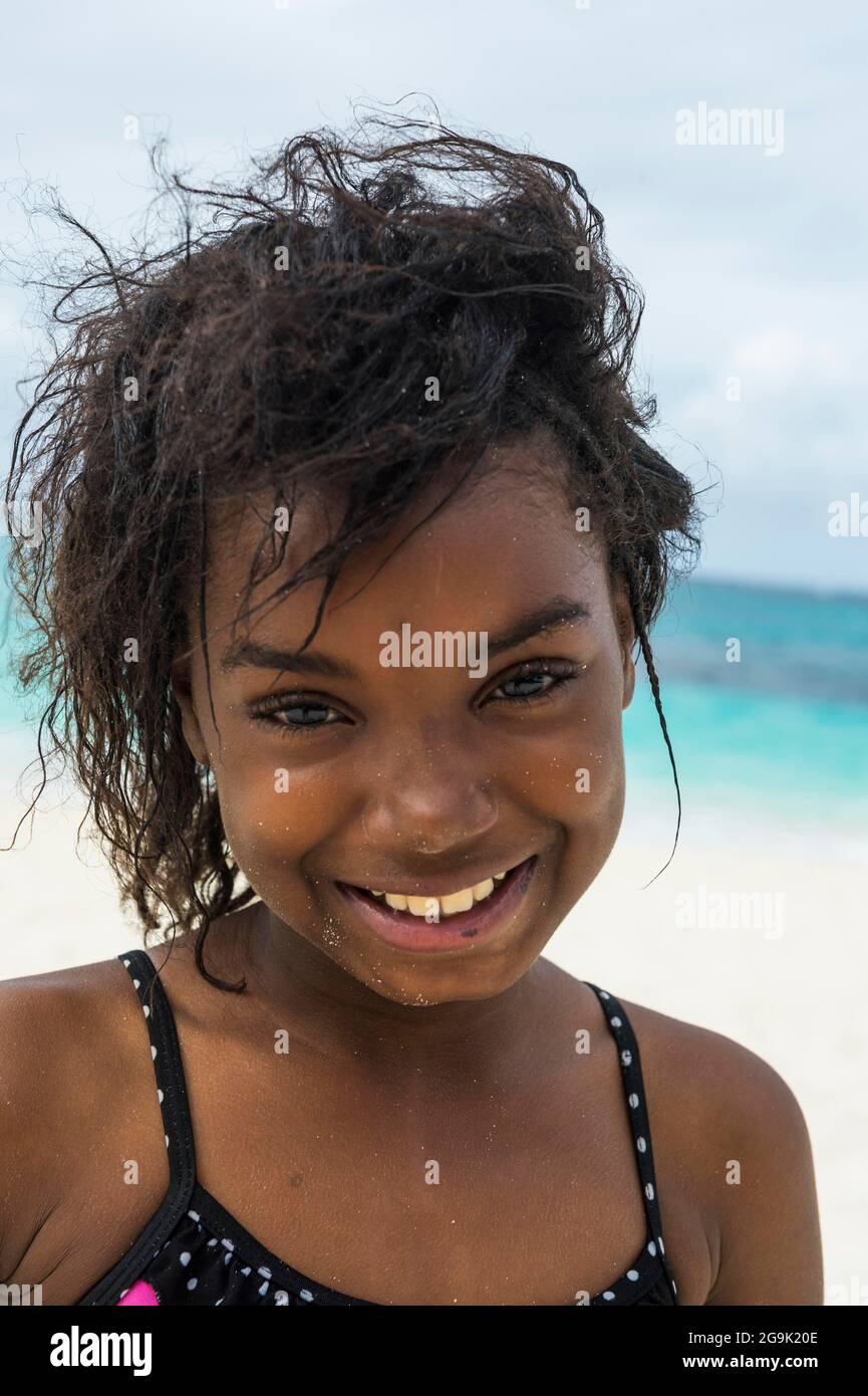 Hübsches junges einheimisches Mädchen, am Weltklasse Shoal Bay East Strand, Anguilla, Karibik, Britisches Überseegebiet, Vereinigtes Königreich Stockfoto