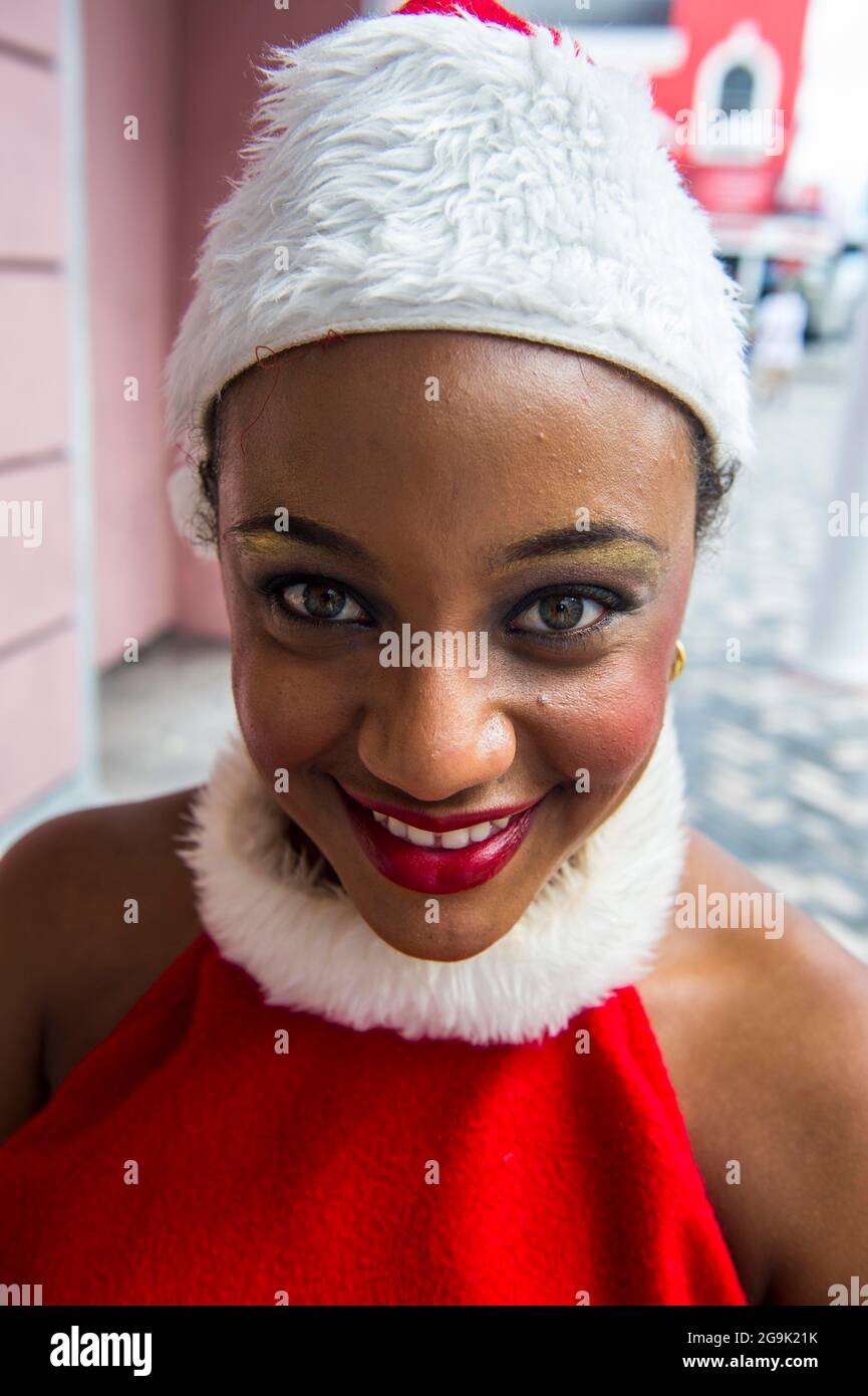 Frau im Weihnachtskostüm, Nassau, New Providence, Bahamas, Karibik Stockfoto