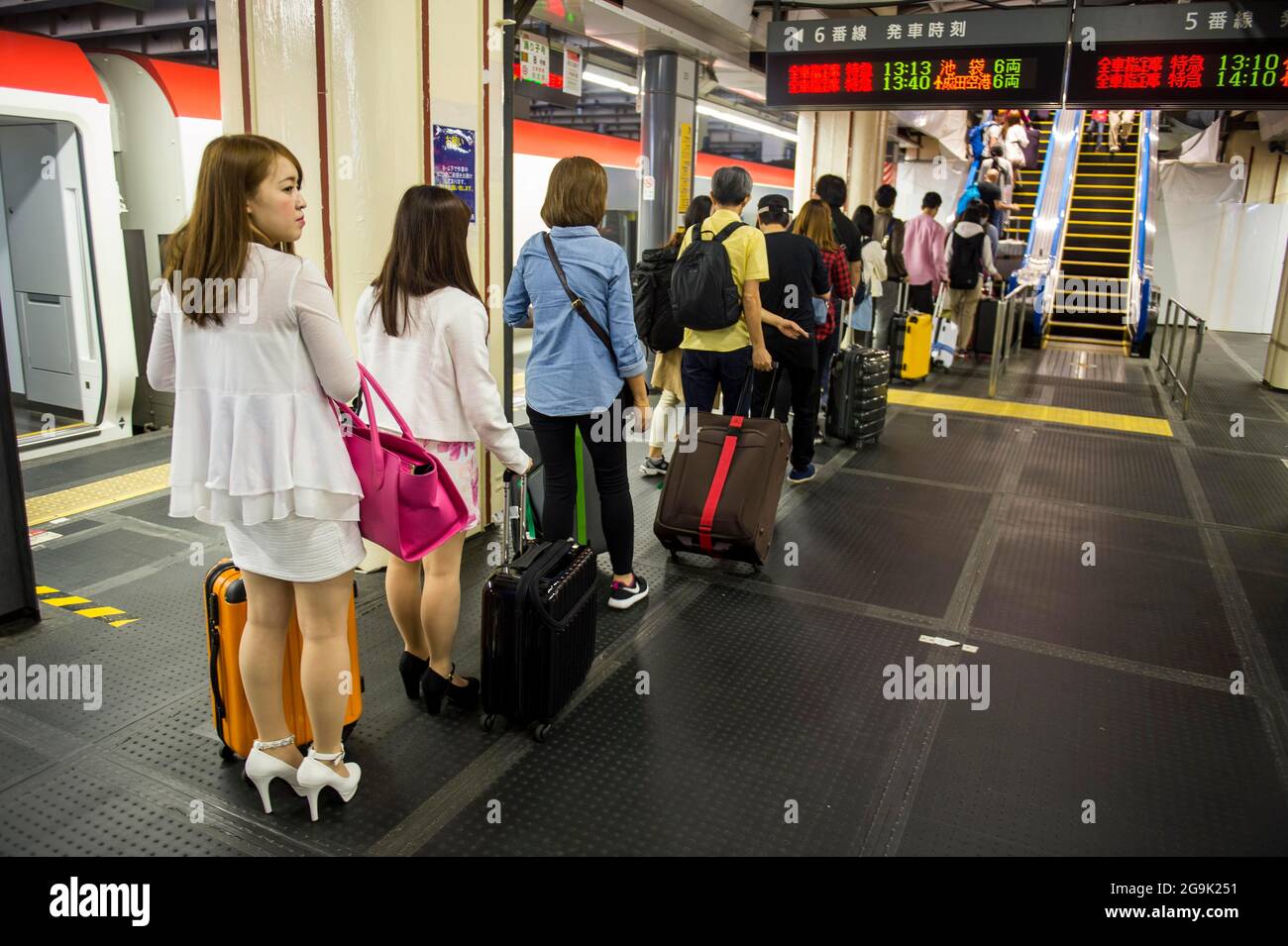 Warten auf die Metro, Tokio, Japan Stockfoto